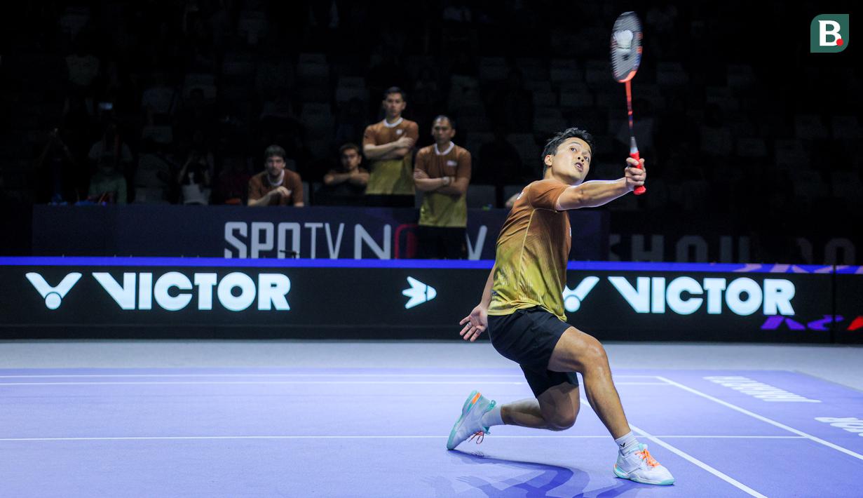 Pebulu tangkis Indonesia, Anthony Ginting dari tim Hurricanes melakukan pukulan backhand ke arah pebulu tangkis Jepang, Kodai Naraoka dari tim Rockets dalam laga tunggal putra Badminton XL 2025 di Istora Senayan, Jakarta, Minggu (05/10/2025). (Bola.com/Bagaskara Lazuardi)