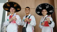 Karateka Meksiko, Mauricio (kiri) berlaga di Cadet Kumite Male 70+kg WKF World Junior, Cadet and U-21 Championship 2015 di ICE Serpong, Banten, Kamis (12/11/2015). 1425 peserta dari 91 negara berlaga di ajang ini. (Liputan6.com/Helmi Fithriansyah)