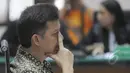 Terdakwa kasus TransJakarta Drajad Adhyaksa mengikuti sidang pembacaan vonis di Pengadilan Tipikor, Jakarta, Jumat (6/3). Drajad divonis 5 tahun penjara dan denda Rp 250 juta atas kasus pengadaan bus Transjakarta tahun 2013. (Liputan6.com/Herman Zakharia)
