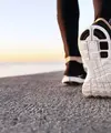 Berjalan kaki bisa membantu mengurangi risiko penyakit kronis, termasuk penyakit jantung, stroke, dan beberapa jenis kanker.  (Foto/dok: Freepik/wayhomestudio)