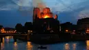 Petugas pemadam kebakaran berusaha memadamkan api dari Gereja Katedral Notre-Dame di kota Paris, Prancis, pada Senin (15/4). Tim pemadam kebakaran mengerahkan 400 anggota dari seluruh Prancis, termasuk menggunakan 18 selang bertekanan tinggi dan berjibaku selama berjam-jam. (AP Photo/Michel Euler)