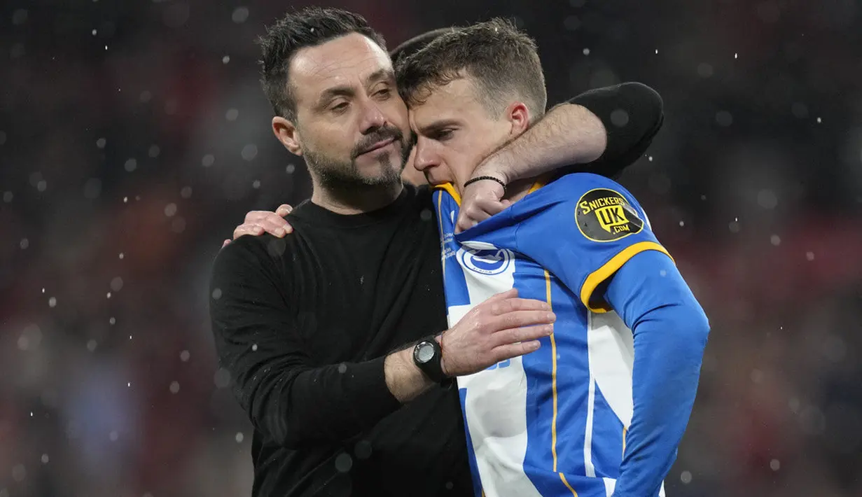 <p>Karena tidak ada gol lagi, maka pertandingan ditentukan melalui adu penalti. Di adu penalti ini, kedua tim juga imbang hingga lima penendang pertama. Semuanya masuk. (AP Photo/Kirsty Wigglesworth)</p>