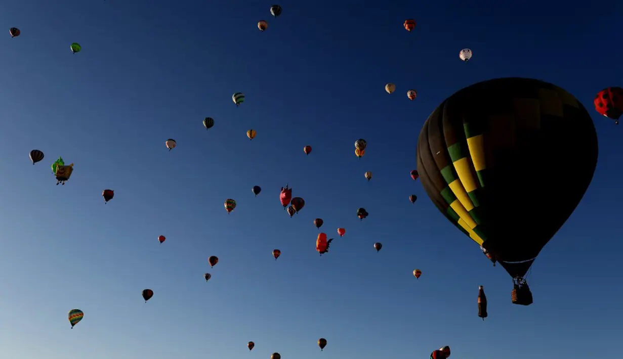 Setidaknya 200 balon udara dari 23 negara ikut serta meramaikan festival ini. (ULISES RUIZ/AFP)