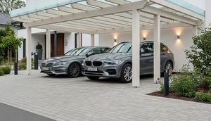 Model Carport Mewah Dua Mobil dengan Atap Kaca Tempered Tebal (AI)