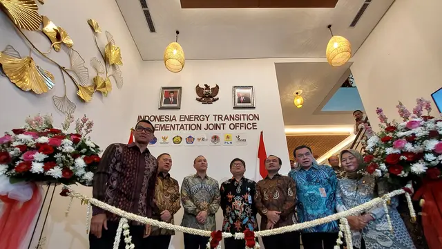 Pemerintah bersama PT PLN (Persero) meresmikan kantor Satuan Tugas Transisi Energi Nasional atau Indonesia Energy Transition Implementation Joint Office.