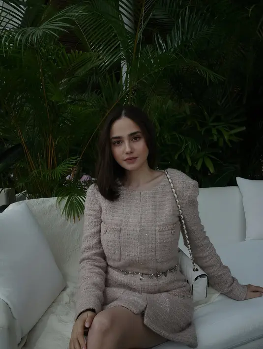 Dalam potret lainnya, Syifa Hadju kenakan tweed dress soft pink yang simple dengan belt rantai Chanel [@syifahadju]