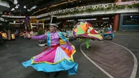 Penari sufi menunjukkan atraksinya di depan pengunjung menjelang waktu berbuka puasa di Lippo Mall Kemang, Jakarta (Liputan6.com)