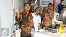 Menteri ESDM Sudirman Said bersama melihat jaringan gas di salah satu rumah warga penguna jaringan gas, Bekasi (3/3/2016). PT Pertamina resmikan infrastruktur jargas di Kabupaten Bekasi untuk 3.949 sambungan rumah tangga. (Liputan6.com/Yoppy Renato)