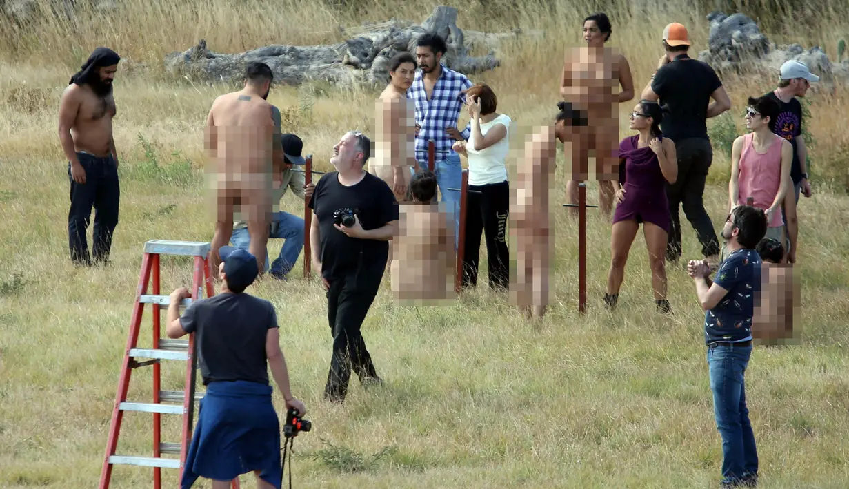 Fotografer Spencer Tunick (tengah) melihat ke atas saat akan memotret untuk instalasi seni 'Inversion' di wilayah San Miguel de Allende, Meksiko, Sabtu (28/10). Spencer dikenal dengan hasil karya foto-foto telanjang massal. (REUTERS/Edgard Garrido)