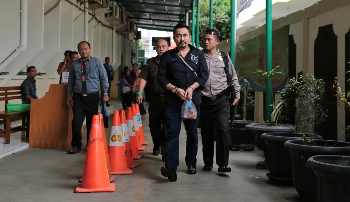 "Satu saja anaknya sesuai dengan keterangan di BAP, korban (CT) memang punya anak biologis. Ternyata, setelah kita minta ahli menerangkan tadi, memang (hasil DNA) identik ya, 99,9 koma sekian persen," kata Hadiman.  (Adrian Putra/Bintang.com)