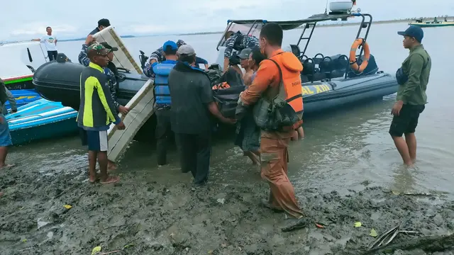 Proses evakuasi jenasah korban nelayan Tarakan Kaltara. Foto istimewa