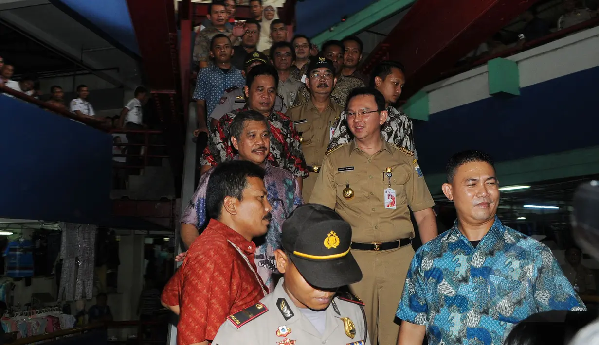 Gubernur DKI Jakarta Basuki T Purnama saat berada di dalam Pasar Blok G, Tanah Abang, Jakarta, Rabu (15/4/2015). Kedatangan Ahok tersebut untuk melihat situasi dan kondisi secara langsung di kawasan Pasar Tanah Abang. (Liputan6.com/Herman Zakharia)