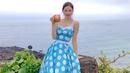 <p>Kali ini Lee Da In terlihat mengenakan maxi dress bernuansa biru. Dengan tali tipis, dress dengan bentuk hati pada bagian dada ini membentuk tubuhnya dengan apik. Foto: Instagram.</p>