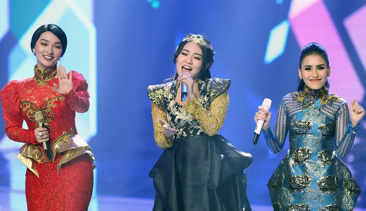 Via yang bisa dikatakan sebagai pendatang baru kembali disandingkan dengan penyanyi dangdut lebih senior Ayu Ting Ting. Bahkan, dalam setiap kategori, nama Via bersanding dengan Ayu Ting Ting. (Bambang E Ros/Bintang.com)