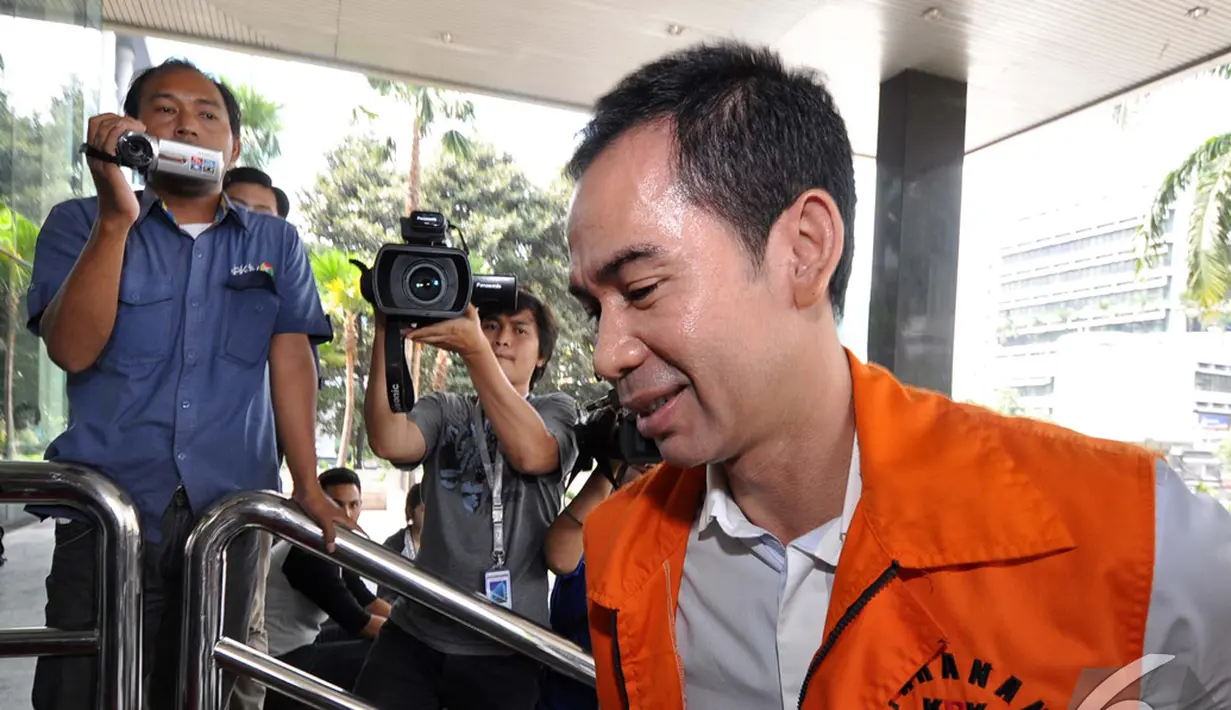  Tubagus Chaeri Wardana  atau Wawan saat tiba di gedung KPK, Jakarta, Senin (10/11/2014) (Liputan6.com/Miftahul Hayat) 
