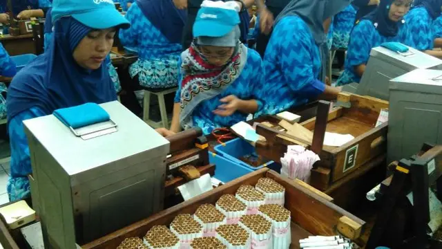 Semangat ribuan pekerja PT Djarum melinting, merapikan, dan mengepak jutaan batang rokok. (Fiki/Liputan6.com)