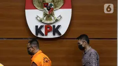 Akbar Tandaniria Mangku Negara (kiri) usai menjalani rilis penetapan dan penahanan tersangka dugaan tindak pidana korupsi terkait dugaan penerimaan gratifikasi di Pemkab Lampung Utara Tahun 2015 s/d 2019, Gedung KPK Jakarta, Jumat (15/10/2021). (Liputan6.com/Helmi Fithriansyah)