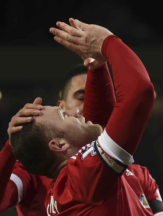 Ekspresi Wayne Rooney setelah mencetak gol ketiga MU ke gawang Stoke City dalam lanjutan Liga Inggris di Stadion Old Trafford, Manchester, Rabu (3/2/2016) dini hari WIB. (AFP/Paul Ellis)
