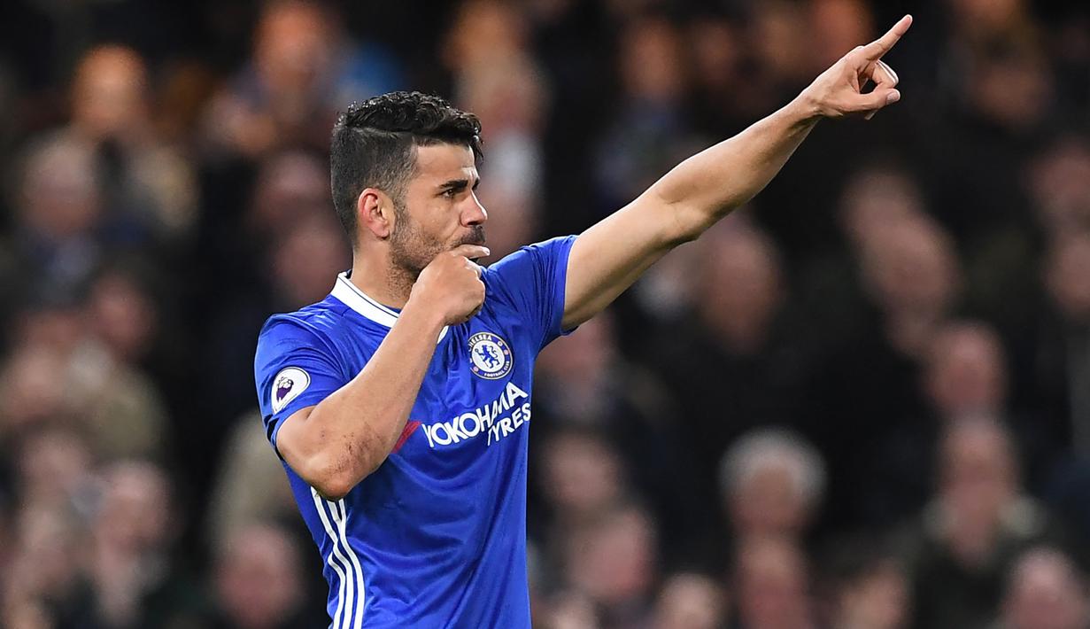 Selebrasi striker Chelsea, Diego Costa setelah mencetak gol ke gawang Southampton pada laga Liga Inggris 2016/2017 di Stamford Bridge, London (25/4/2017). Didatangkan Chelsea bersama-sama dengan Filipe Luis dari Atletico Madrid pada 2014/2015, Diego Costa mampu beradaptasi dengan baik hingga bertahan 3,5 musim bareng The Blues. Akibat konflik dengan pelatih Antonio Conte, ia cabut dari Chelsea dan kembali membela Atletico Madrid pada tengah musim 2017/2018. (AFP/Justin Tallis)