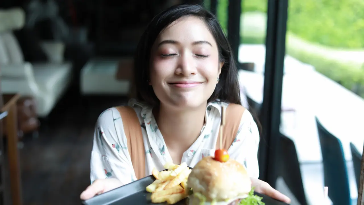 3 Alasan Kenapa Junk Food Kurang Cocok Sebagai Camilan di Sela Kerja