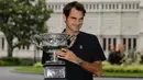 Petenis asal Swiss Roger Federer berpose dengan piala Australian Open 2017 di Carlton Gardens di Melbourne, Australia (30/1). Federer mengalahkan Nadal dengan skor -4 3-6 6-1 3-6 6-3. (AP Photo / Aaron Favila)