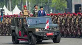 Presiden Republik Indonesia Joko Widodo didampingi Panglima TNI Jenderal TNI Agus Subiyanto (kedua kanan) dan komandan upacara Mayjen TNI Djon Afriandi (kiri) menginspeksi pasukan saat parade yang menandai ulang tahun ke-79 Tentara Nasional Indonesia di Lapangan Monumen Nasional (Monas) Jakarta, Sabtu, 5 Oktober 2024. (AP Photo/Tatan Syuflana)