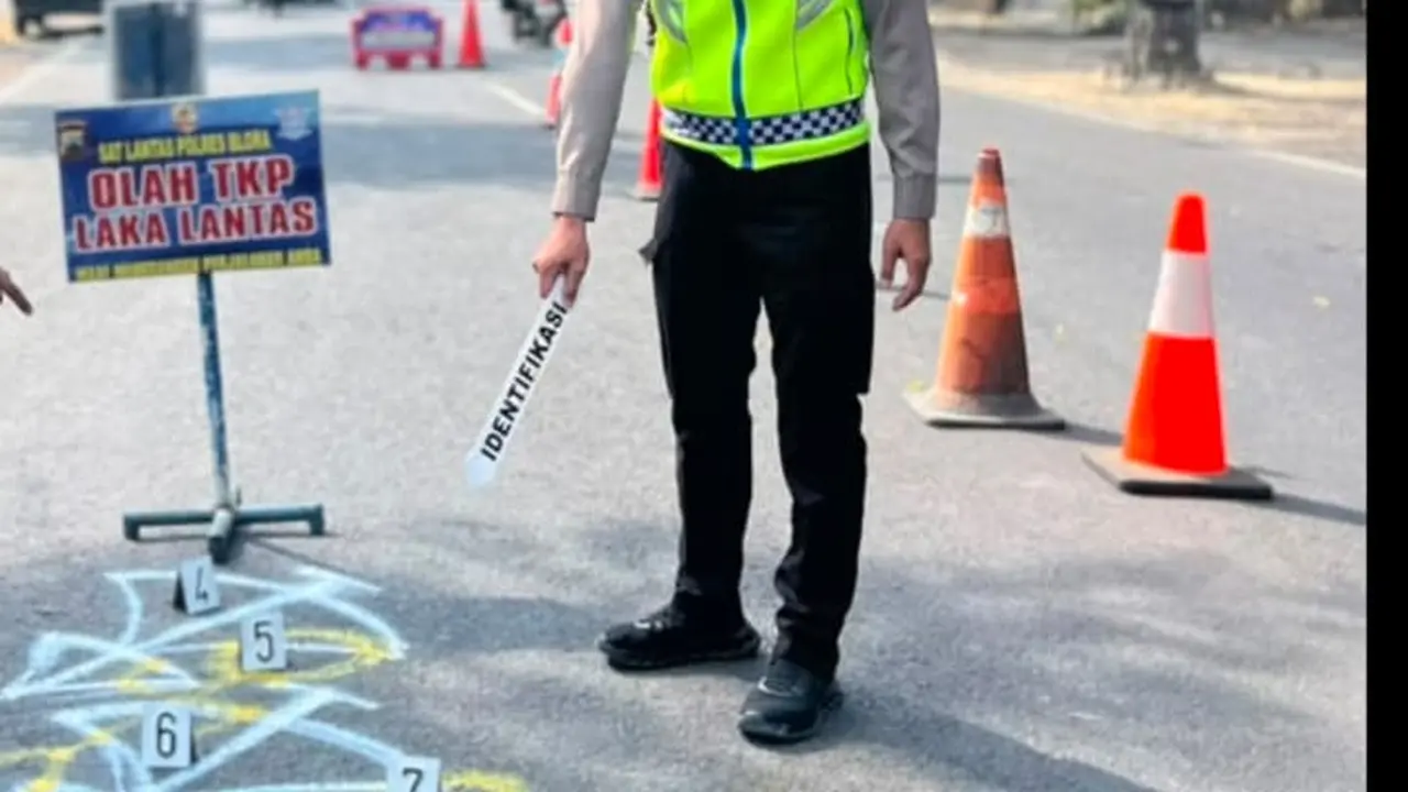 Polisi melakukan olah TKP kecelakaan di Blora