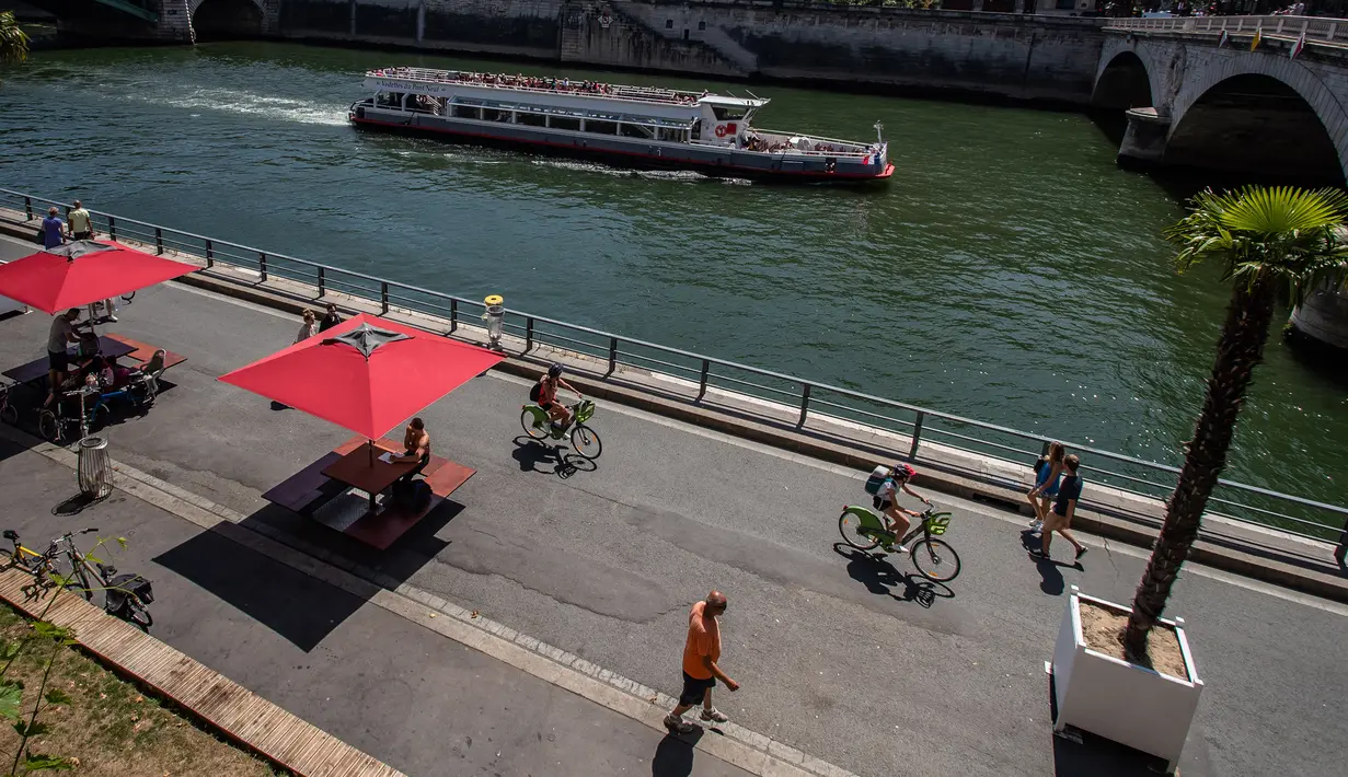 Warga menikmati suasana di sepanjang Sungai Seine dalam acara Paris Plages, Paris, Prancis, 18 Juli 2020. Acara Paris Plages digelar dari 18 Juli hingga 30 Agustus, menawarkan beragam kegiatan di tepi Sungai Seine dan Bassin de la Villette. (Xinhua/Aurelien Morissard)