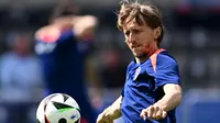 Gelandang Kroasia #10 Luka Modric menghadiri sesi latihan MD-1 menjelang matchday terakhir Grup B Euro 2024,  di base camp tim di Neuruppin, Minggu (23/6/2024). (GABRIEL BOUYS / AFP)