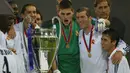 Zinedine Zidane juga mempersembahkan gelar Liga Champions bagi Real Madrid pada musim 2001/2002 sebelum akhirnya ia pensiun pada tahun 2006. (AFP/Adrian Dennis)