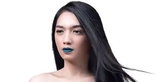 Angel Karamoy selalu berhasil menarik perhatian, terlebih karena paras cantiknya. Dalam sebuah pemotretan tampak artis cantik ini memakai lipstik dengan warna yang tidak biasa yaitu warna hijau. (via instagram/@realangelkaramoy)