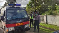 Kepolisian di Papua melaksanakan sosialisasi pembatasan aktivitas umum yang akan diberlakukan mulai 18 Mei hingga 4 Juni 2020. (Liputan6.com/Katharina Janur/Polda Papua)
