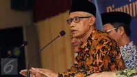 Ketua Umum PP Muhammadiyah, Haedar Nashir memberi tanggapan usai pembacaan pernyataan sikap organisasi terhadap Pilkada Serentak 15 Februari di Jakarta, Senin (13/2). Ada tujuh butir pernyataan sikap PP Muhammadiyah. (Liputan6.com/Helmi Fithriansyah)