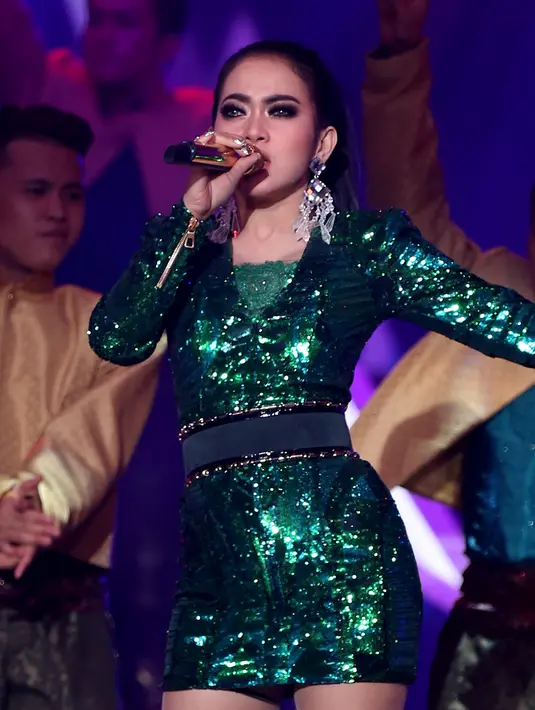 "Aku baru landing kemarin (Minggu), ngantuk dan betul-betul butuh liburan. Yang aku share itu bentuk kemanjaan dan kebahagiaan aku di kota ke kota," ucap Syahrini di HUT Indosiar ke-21 di Istora, Jakarta, Senin (11/1/2016). (Andy Masela/Bintang.com)