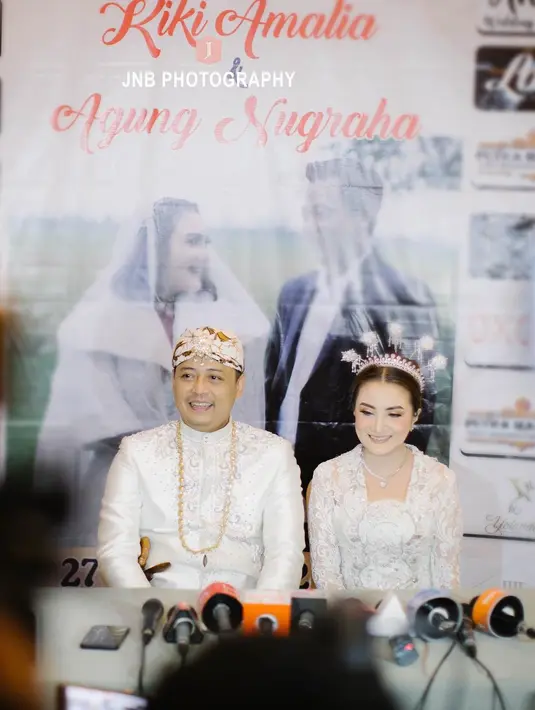 15. 10 tahun menjanda, Kiki Amalia akhirnya menikah lagi.  Mantan istri Markus Horison itu resmi dipersunting Agung Nugraga pada Minggu 27 November. Tidak  butuh waktu lama bagi pasangan ini untuk segera menikah. Keduanya berpacaran sekitar tiga bulan. Acara pernikahan digelar di hotel Ritz-Carlton Mega Kuningan, Jakarta mengusung adat Sunda. Agung memberikan mas kawin 50 gram logam mulia dan seperangkat alat salat. Kiki menikah yang kedua kalinya saat usianya sudah 41 tahun. [Instagram/jnbphotographyofficial]