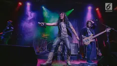 Penyanyi Rock Candil tampil dalam konser Tribute to Guns N' Roses ‘Not In This Lifetime Tour’ di Hard Rock Cafe, Jakarta, Kamis (13/9). Acara itu digelar menjelang konser band rock legendaris, Guns N Roses pada November 2018. (Liputan6.com/Faizal Fanani)