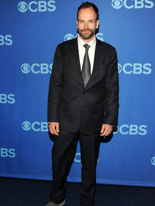 Pria pemilik nama lengkap Jonny Lee Miller ini ternyata mantan suami Jolie. Mereka menikah di tahun 1996 sampai 1999. Telah lama bercerai, kini keduanya dikabarkan kembali bersama di tengah proses cerai Jolie dan Pitt. (AFP/Bintang.com)