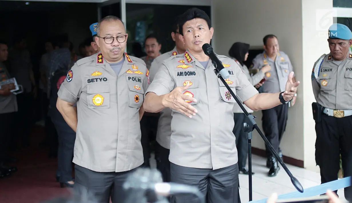 Wakapolri Komjen Ari Dono Sukmanto memberi penjelasan terkait kondisi Palu pascagempa dan tsunami di Jakarta, Selasa (2/10). Polisi mengatakan akan menindak warga yang mengambil uang dan barang-barang berharga lain. (Liputan6.com/Faizal Fananai)