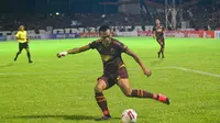 Penyerang PSM, Ferdinand Sinaga, saat menghadapi PSS di Stadion Andi Mattalatta Mattoangin, Makassar (1/3/2020). (Bola.com/Abdi Satria)
