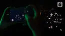 Warga saat memotret Jakarta Lights Festival di Taman Sumenep, Jakarta, Jumat (23/12/2022). Pemprov DKI Jakarta menggelar acara Jakarta Lights Festival sebagai rangkaian perayaan Natal dan Tahun Baru (Nataru) 2023. (Liputan6.com/Herman Zakharia)