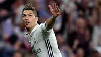  Cristiano Ronaldo (CR7) memborong tiga gol pada laga leg pertama semifinal Liga Champions melawan Atletico Madrid di Santiago Bernabeu, Rabu (3/5). CR7 berharap fans Madrid tak lagi mencemoohnya dengan siulan. (AFP Photo) 