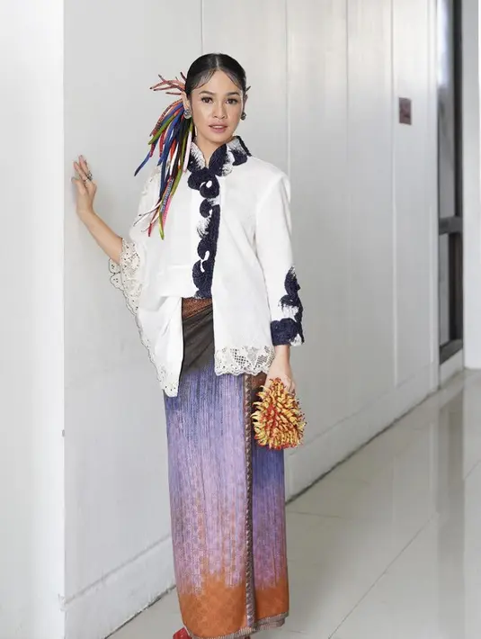 Andien tampil dengan kebaya putih modern dipadukan kain warna keunguan. [Instagram/@andienaisyah]