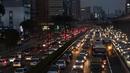 <p>Kendaraan terjebak kemacetan di Pancoran, Jakarta, Kamis (21/4/2022). Kemacetan tersebut dikarenakan banyaknya (peningkatan volume) kendaraan di jalan di sekitar jam berbuka puasa. (Liputan6.com/Johan Tallo)</p>