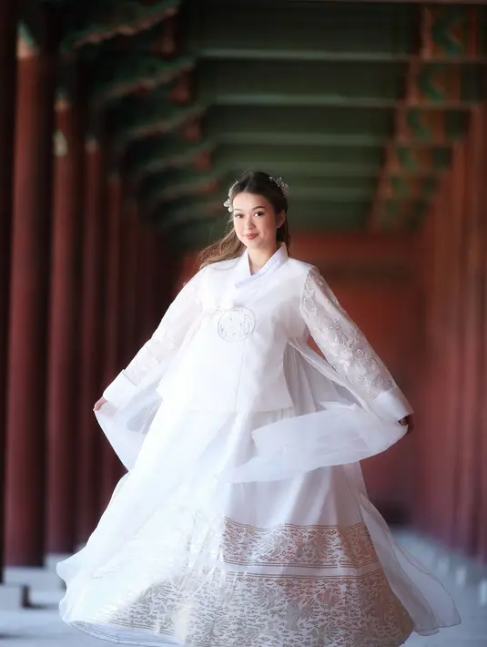 Memaksimalkan tampilan ala Eonnie Korea, Rebecca Klopper kenakan headpiece putih silver [@rklopper]