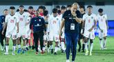 Pelatih Timnas Indonesia U-17, Nova Arianto tertunduk usai memimpin tim asuhannya bertanding melawan China dalam laga uji coba di Indomilk Arena, Tangerang, Banten, Minggu (8/2/2026). Timnas Indonesia U-17 harus menelan kekalahan telak saat menghadapi China dalam laga uji coba. (Bola.com/M Iqbal Ichsan)