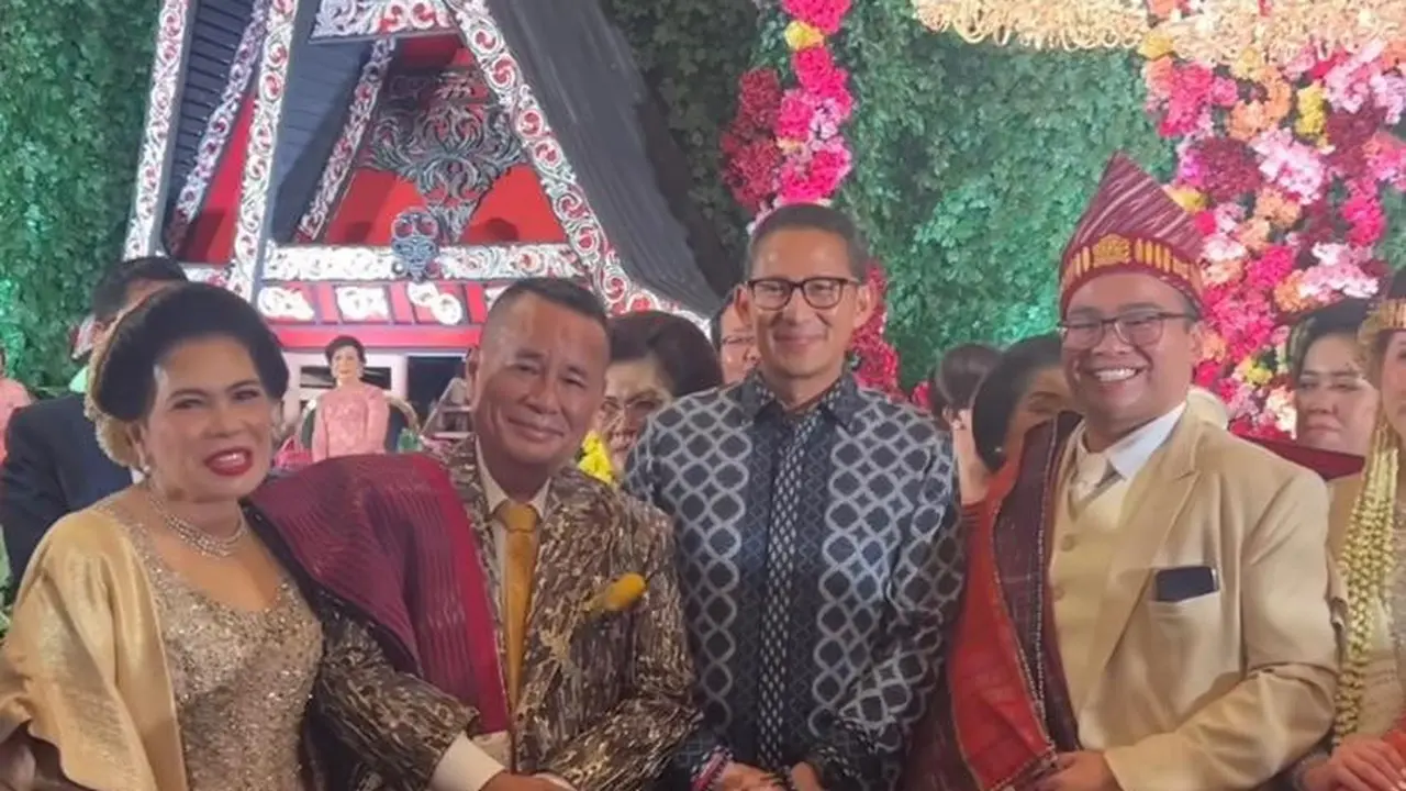 6 Potret Hotman Paris di Acara Pernikahan Fritz Hutapea-Chen Giovani, Glamor Pakai Outfit Emas Mencolok