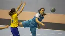 Pebola tangan putri Indonesia, Hazimah Noor Azmi, melakukan lemparan ke arah gawang Filipina pada International Handball Federation Trophy 2016 di Jakarta, Sabtu (5/3/2016). (Bola.com/Vitalis Yogi Trisna)