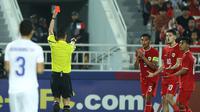Wasit asal China, Shen Yinhao memberikan kartu merah kepada pemain belakang Indonesia Rizky Ridho saat pertandingan semifinal Piala Asia U-23 Qatar 2024 antara Indonesia melawan Uzbekistan di Stadion Abdullah Bin Khalifa, Doha, 29 April 2024. (KARIM JAAFAR/AFP)