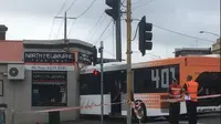 Bus Besar Tabrak Bangunan Kafe Tua di Melbourne