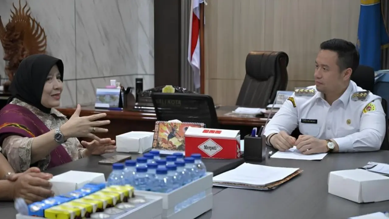 Wali Kota Kupang dr. Christian Widodo saat menerima audiensi Direktur Mitigasi Perubahan Iklim KLH Haruki Agustina di Kupang.